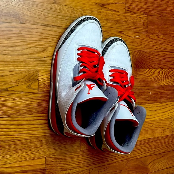 Gently worn Jordan 3s - Picture 2 of 3